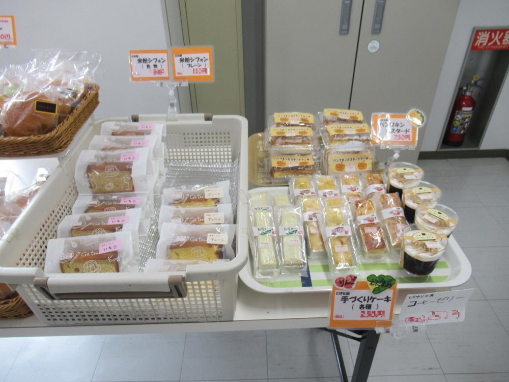 社会福祉施設の皆さんによる　お菓子＆パン販売会