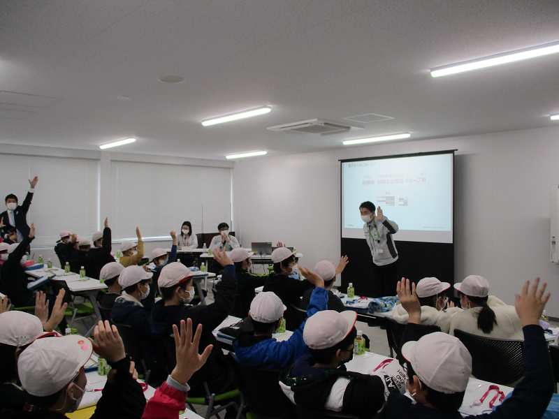 地元小学生の見学風景