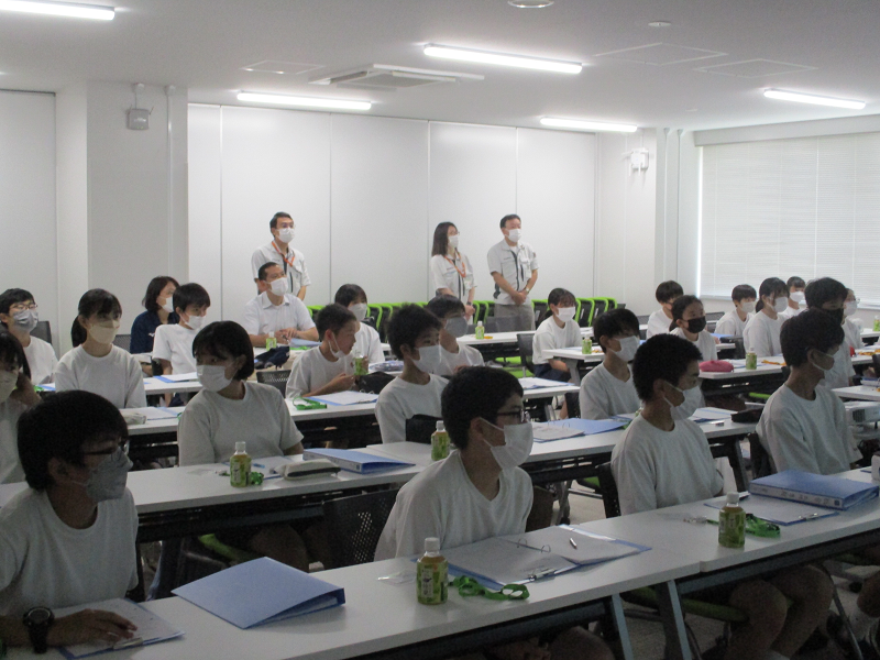 熱心に耳をかたむける地元の中学生