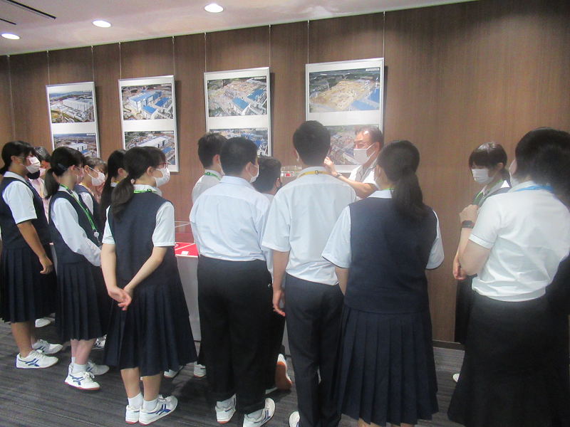 見学室での製品説明