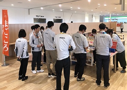 まごころ販売会に並ぶ従業員