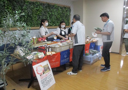 まごころ販売会の商品を購入する従業員