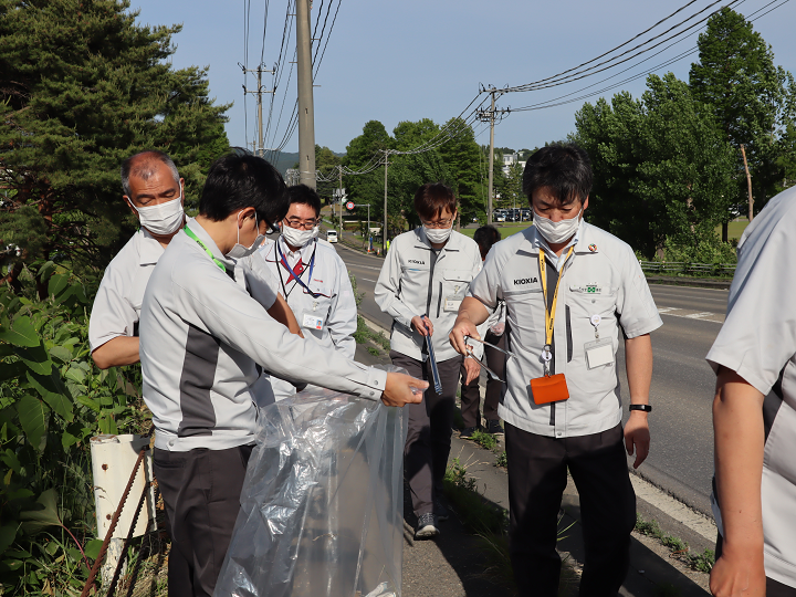 従業員による工場周辺清掃