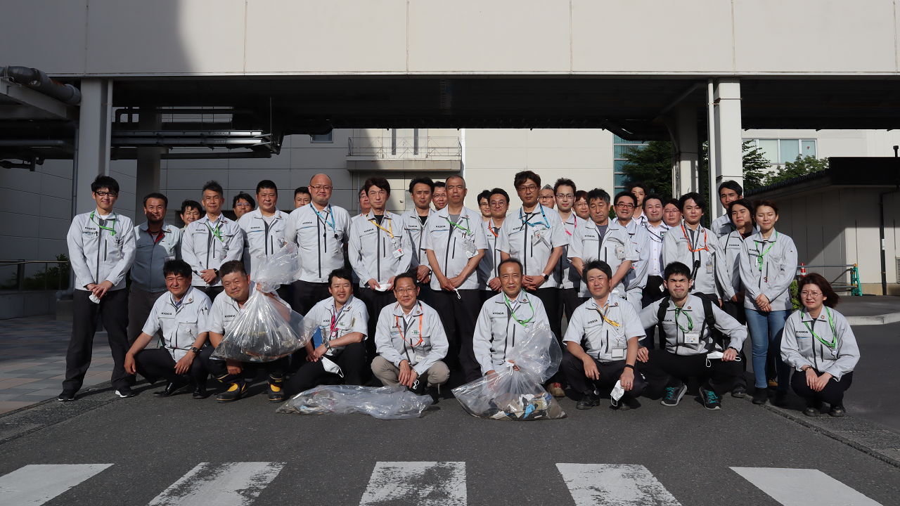 Group Photo of Those Who Participated in Cleaning the Area around the Plant